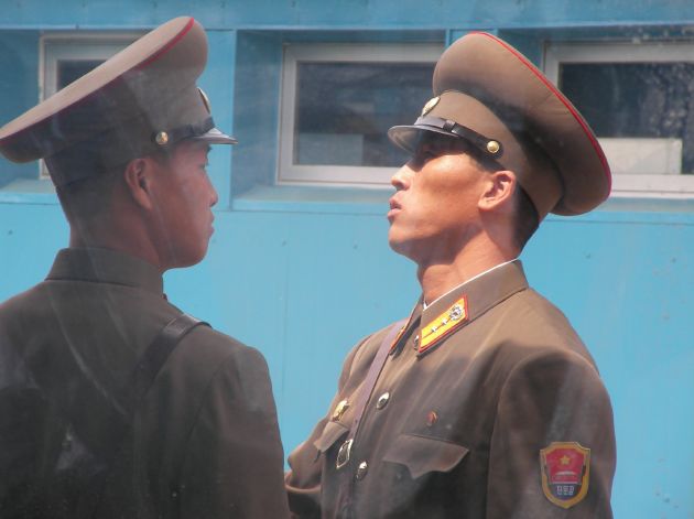 38度線（軍事停戦委員会の会議所）を警備する北朝鮮兵士4